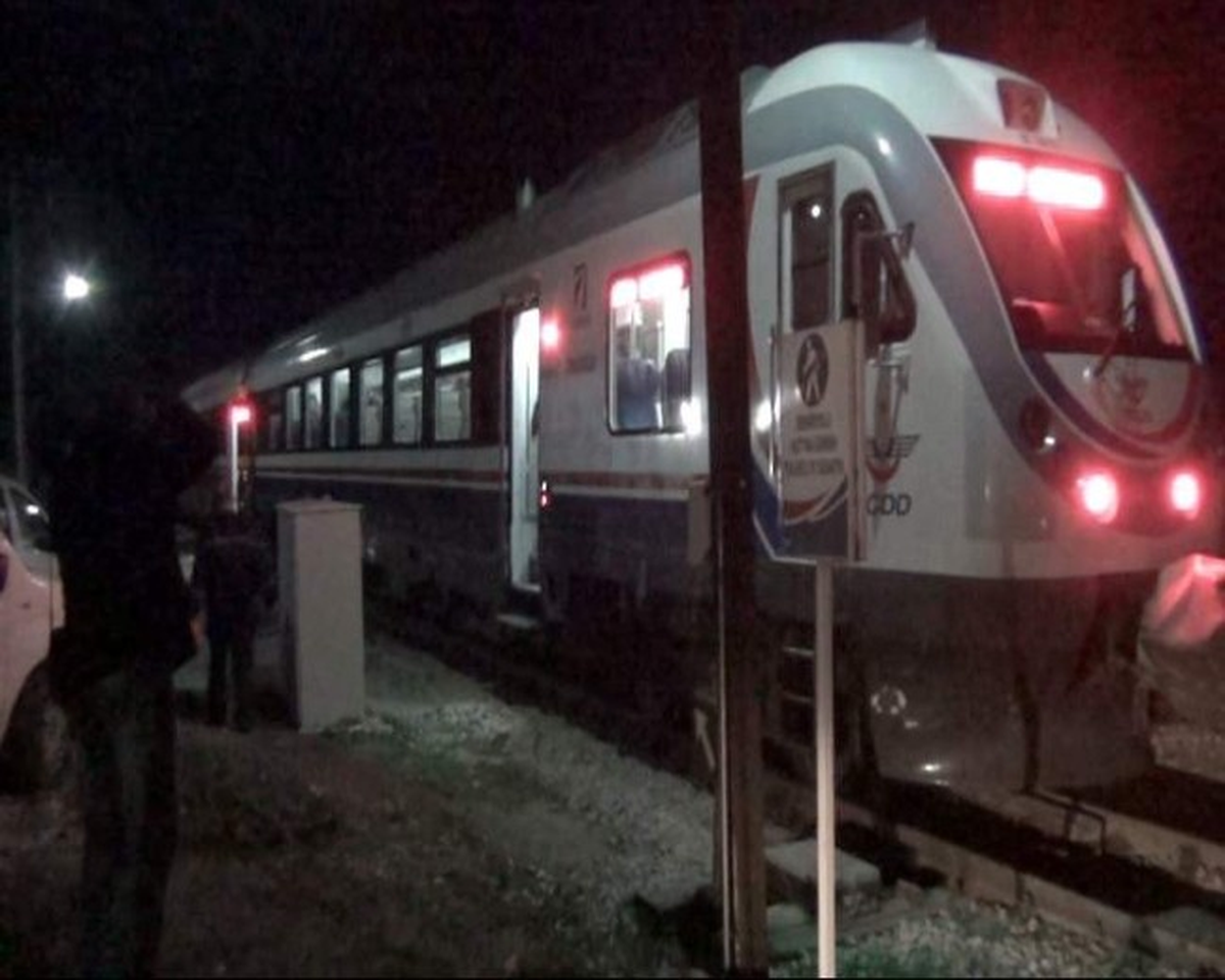 Bandırma-İzmir Seferini Yapan Tren, Devrilen Vinç Nedeniyle Yolda Kaldı