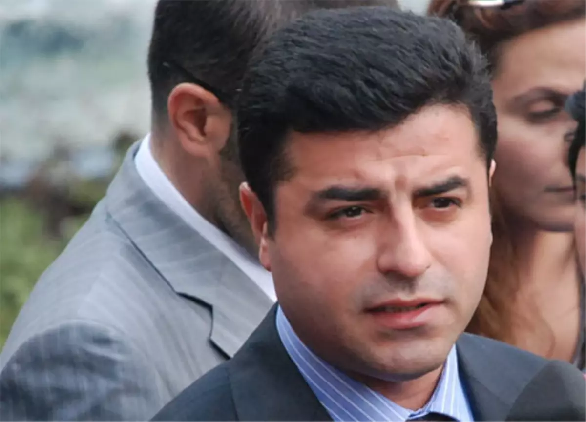 Demirtaş\'tan Öcalan\'ın Fotoğrafının Kaldırılması Yorumu