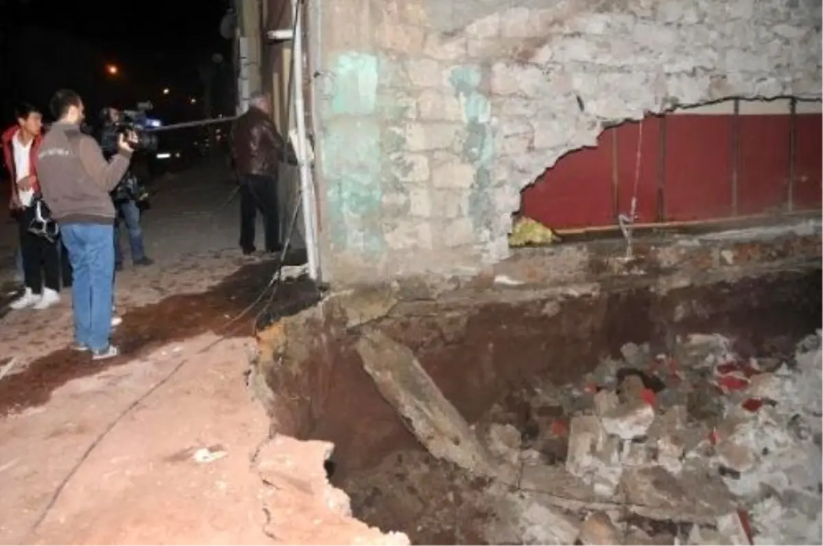 Eskişehir\'de 3 katlı binanın bir bölümü çöktü