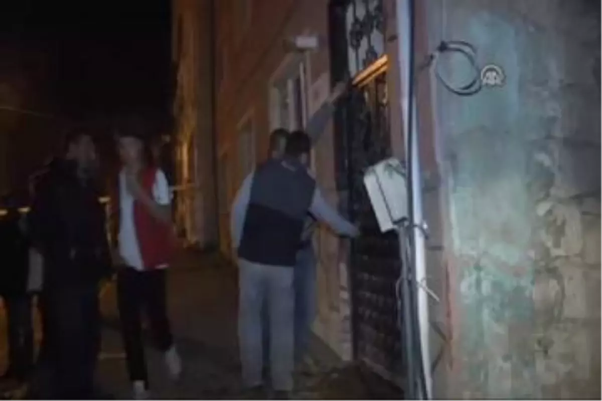 Eskişehir\'de 3 Katlı Binanın Bir Bölümü Çöktü