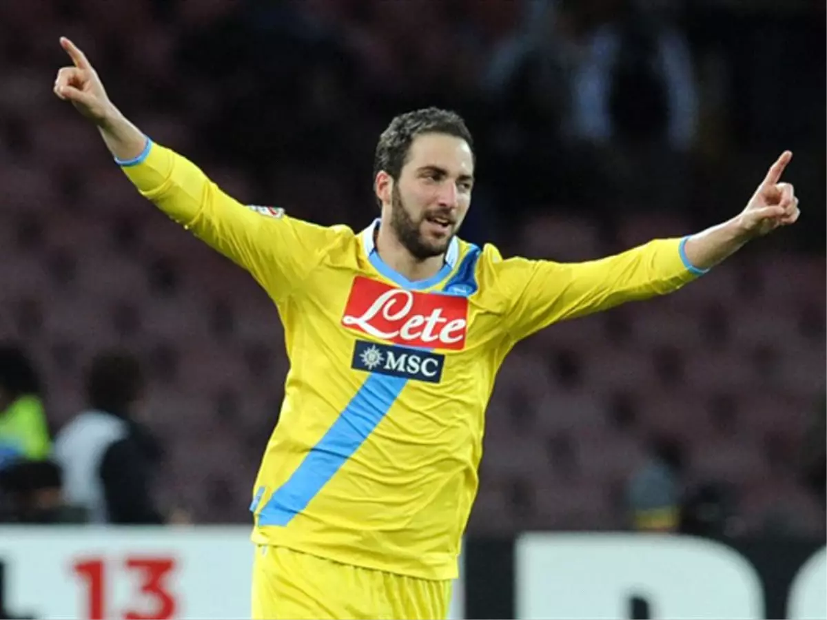 Higuain Napoli\'de Krallar Gibi