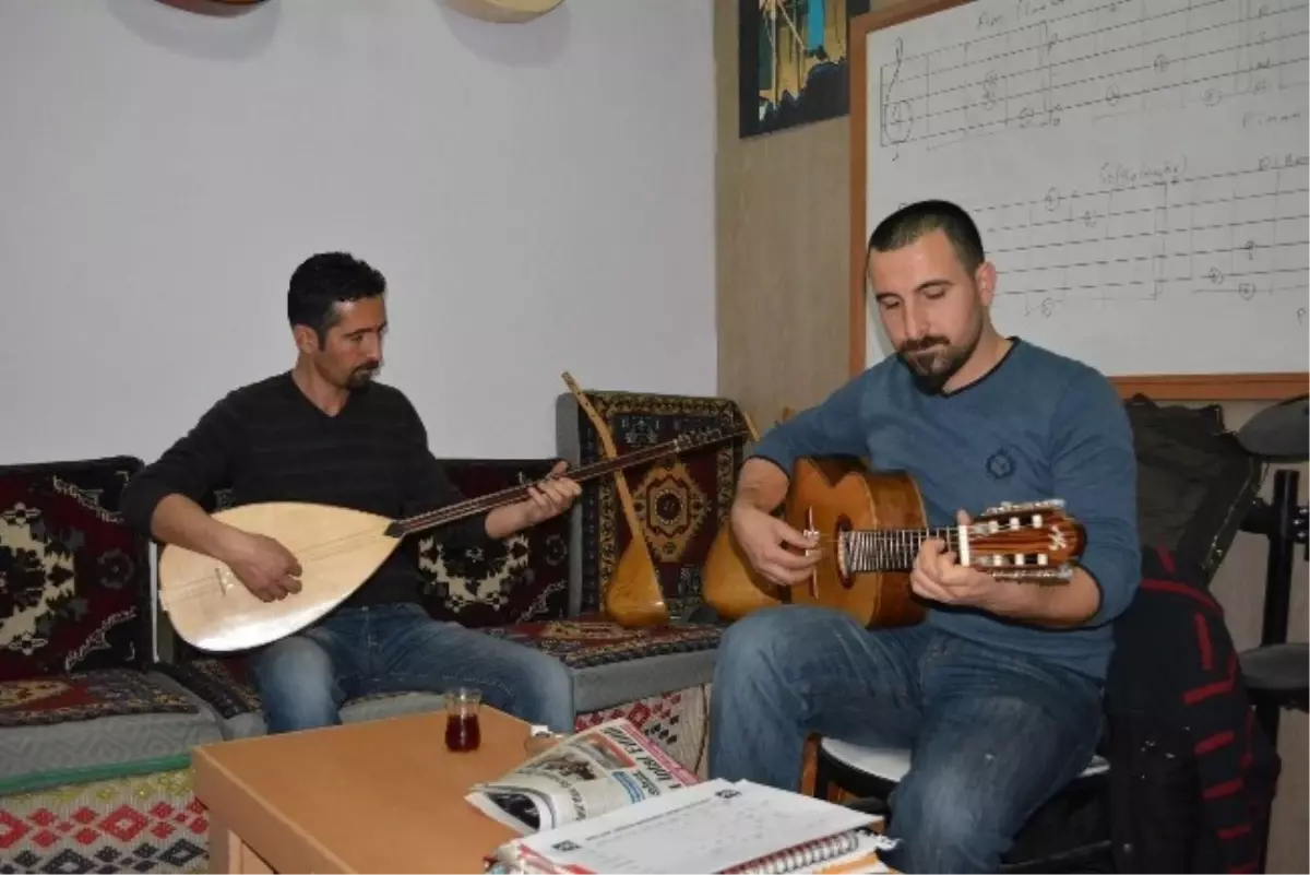 İki Kardeş El Emeği ile Saz ve Gitar Yapıyor