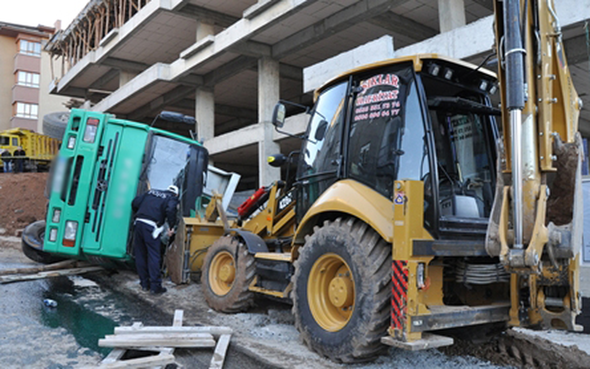 Kırıkkale\'de Hafriyat Kamyonu Devrildi: 1 Ölü