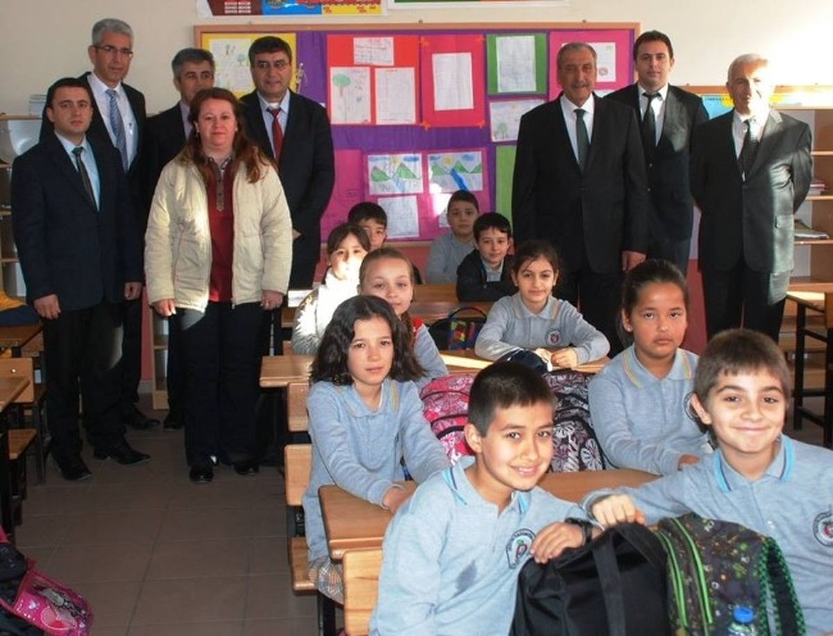 Lapseki\'de Bin 220 Öğrenciye Süt Dağıtımı Gerçekleşti