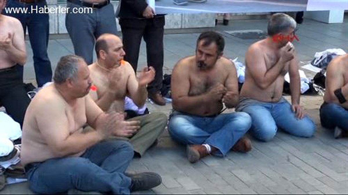 Denizli\'de Maaşlarını Alamayan İşçilerden Yarı Çıplak Eylem