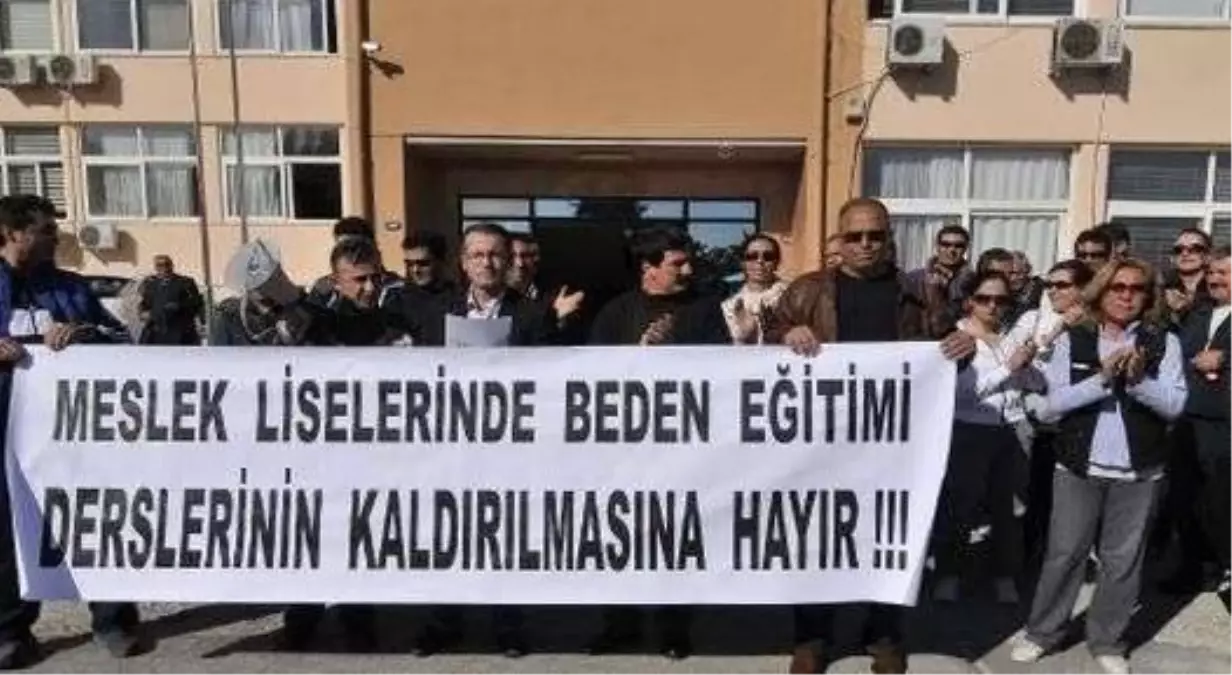 Mersin\'de Beden Eğitimi Öğretmenlerinden Tepki