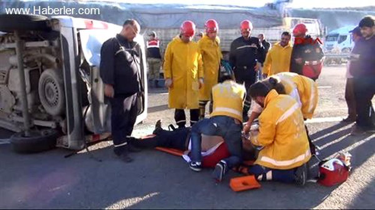 Şanlıurfa\'da Hafif Ticari Araç Devrildi; 1 Ölü, 1 Yaralı