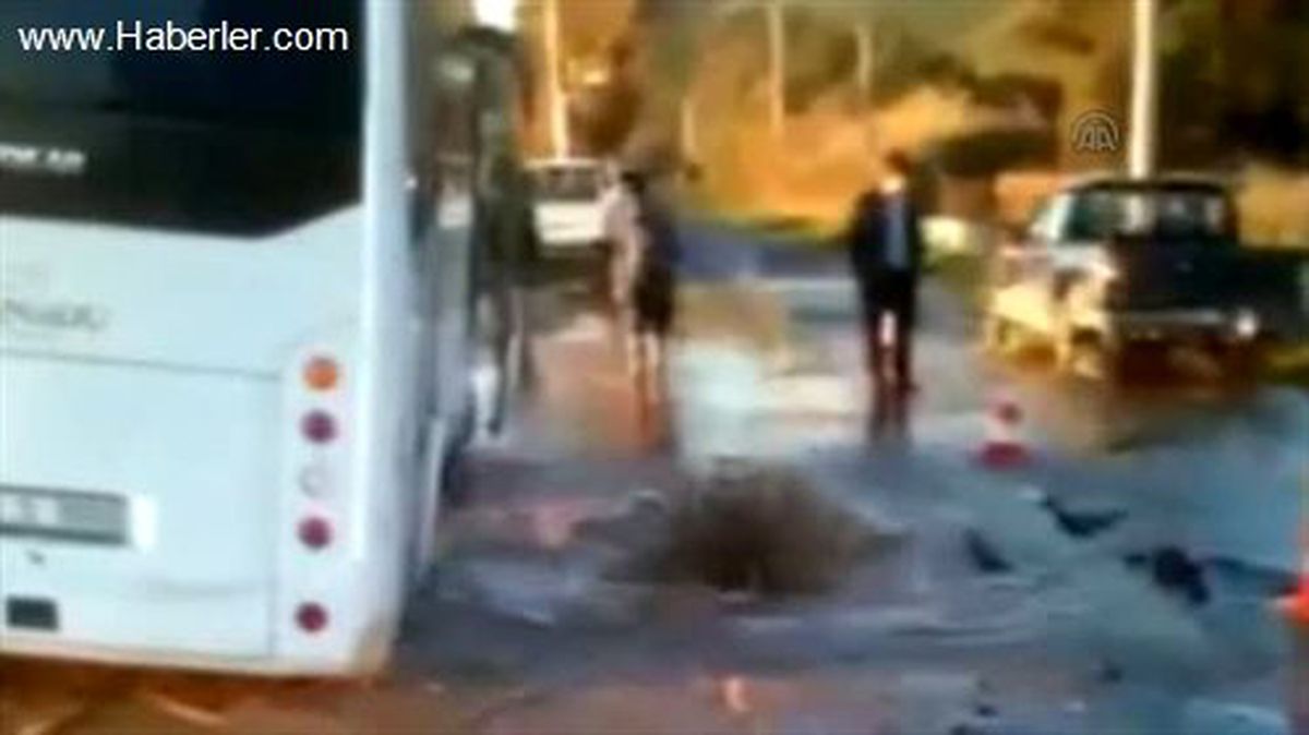 Servis minibüsü çukura saplandı -