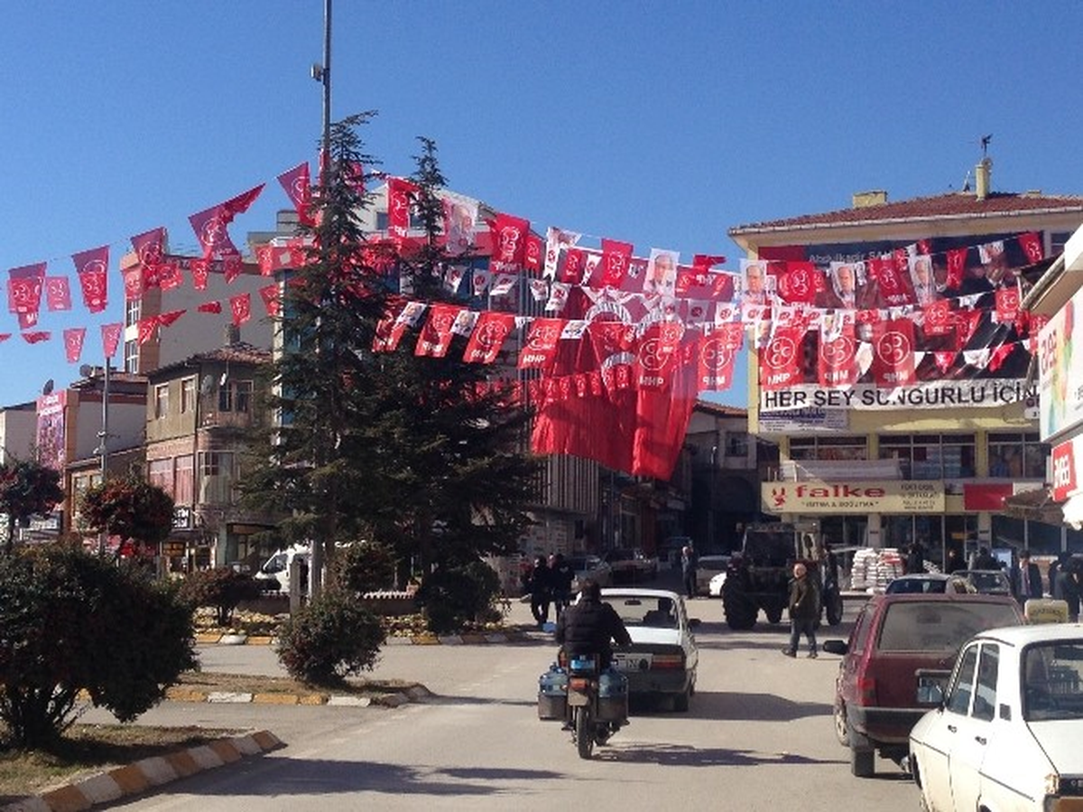 Sungurlu\'da Caddeler Parti Bayraklarıyla Donatıldı