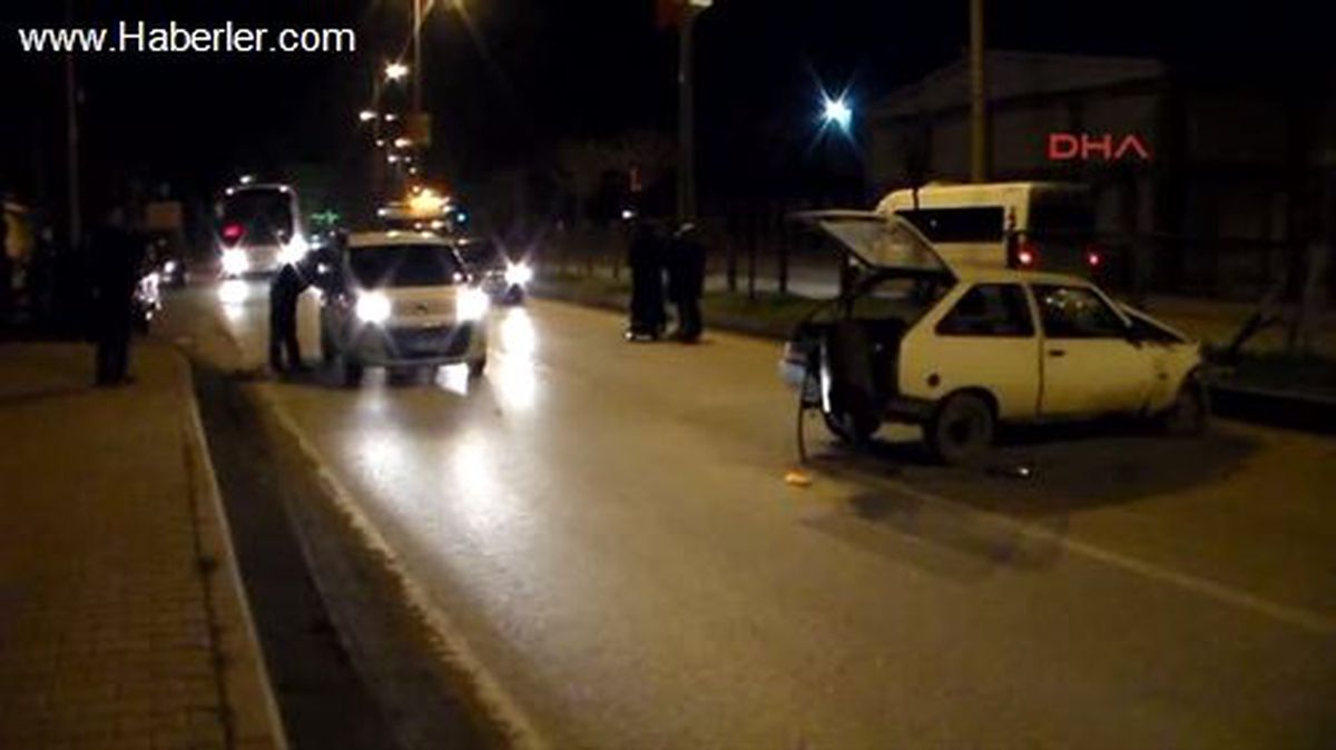 Takla Atan Otomobilden Yaralı Çıkıp Kaçtılar