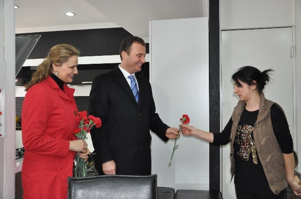 AK Parti Kırklareli Belediye Başkan Adayı Minsolmaz\'dan Kadınlara Karanfil