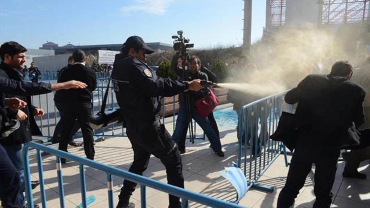 Barajlar Kongresi\'ni Protesto Eden Gruba Polis Müdahalesi