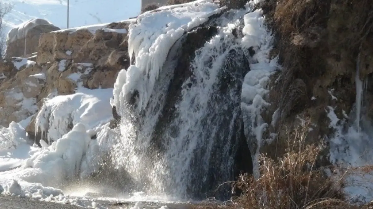 Bitlis\'te Şelaleler Dondu