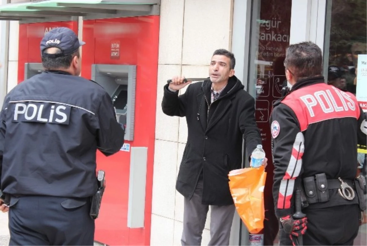 Boğazına Bıçak Dayayarak İntihara Kalkıştı