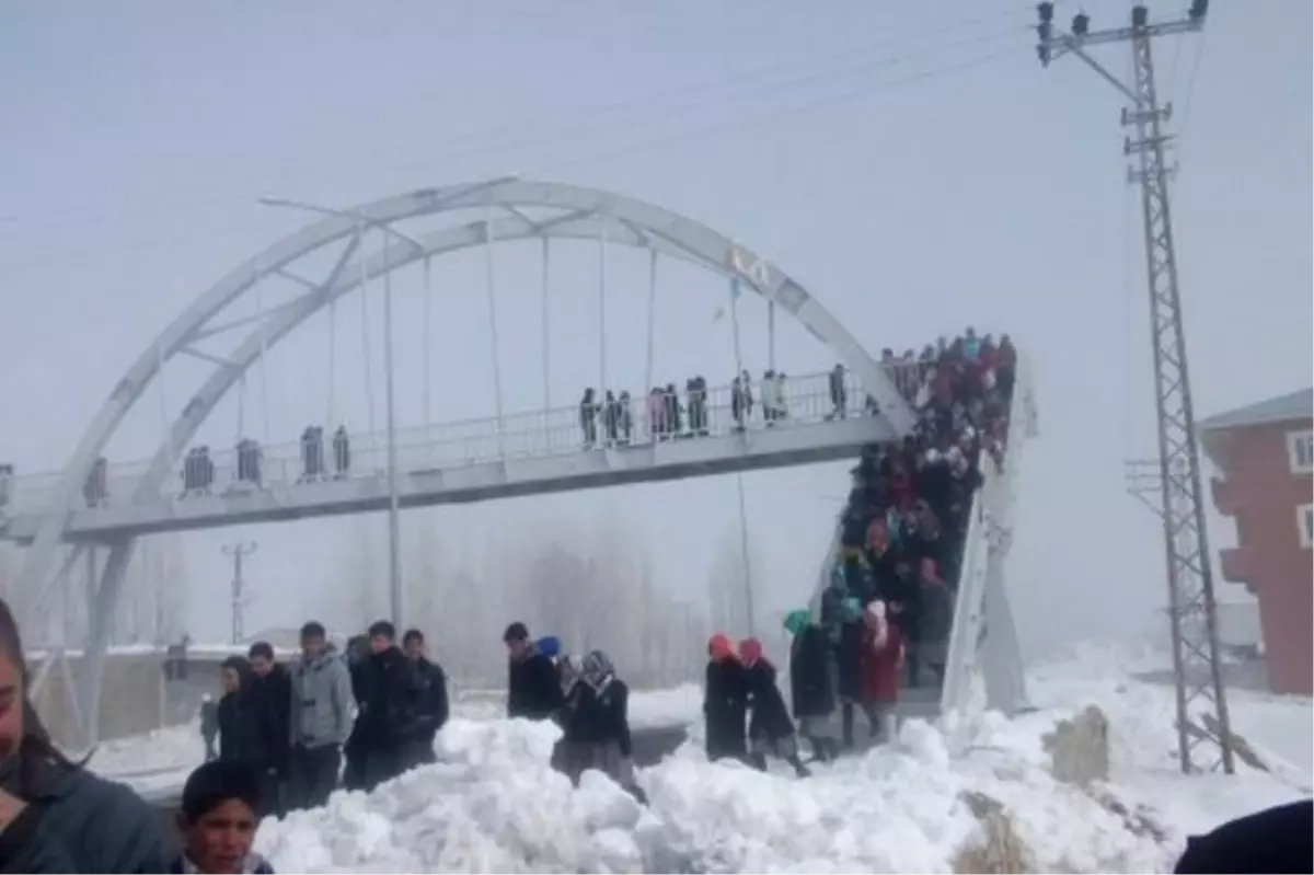 Çaldıran\'ın İlk Üst Geçidi Törenle Açıldı