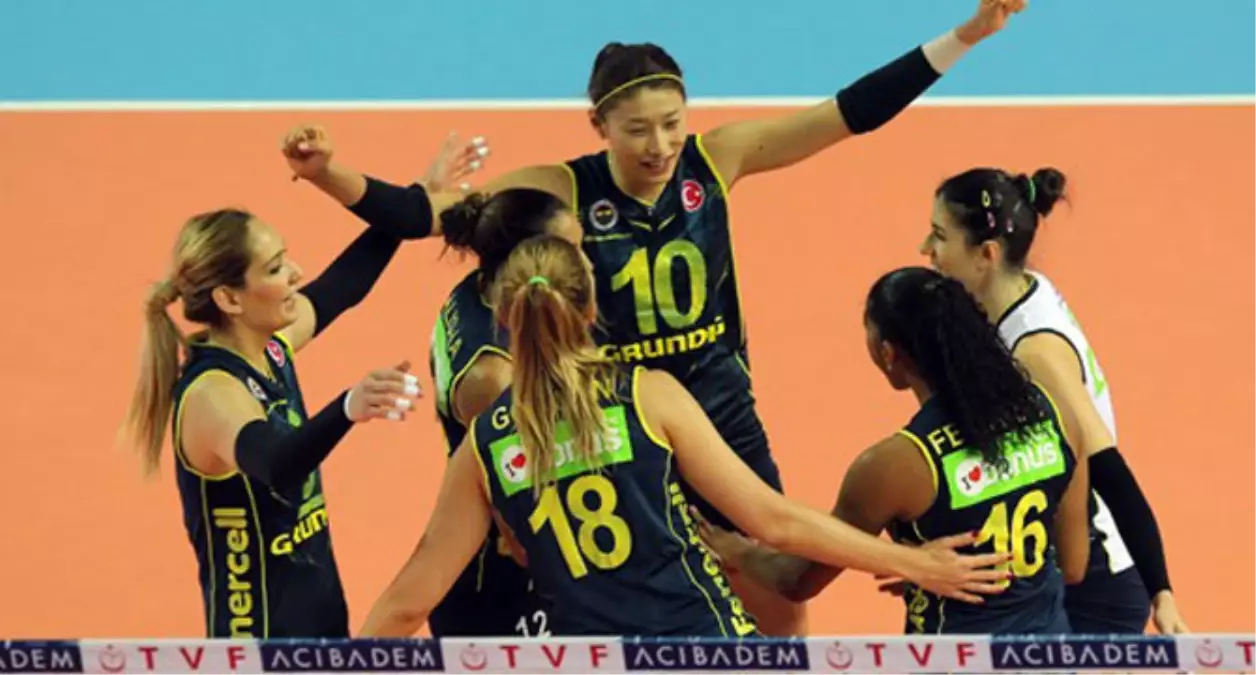 Fenerbahçeli Voleybolcular İmza Gününde