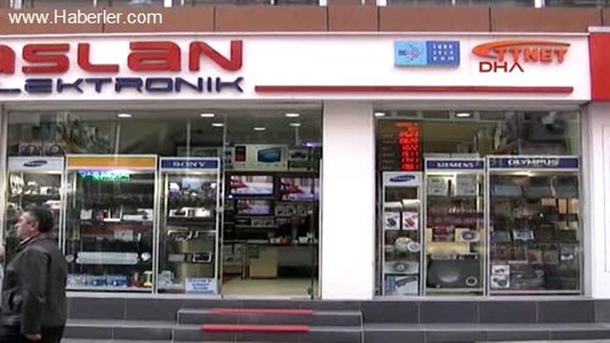 Girdikleri Bayiden 3 Cep Telefonu Çaldılar