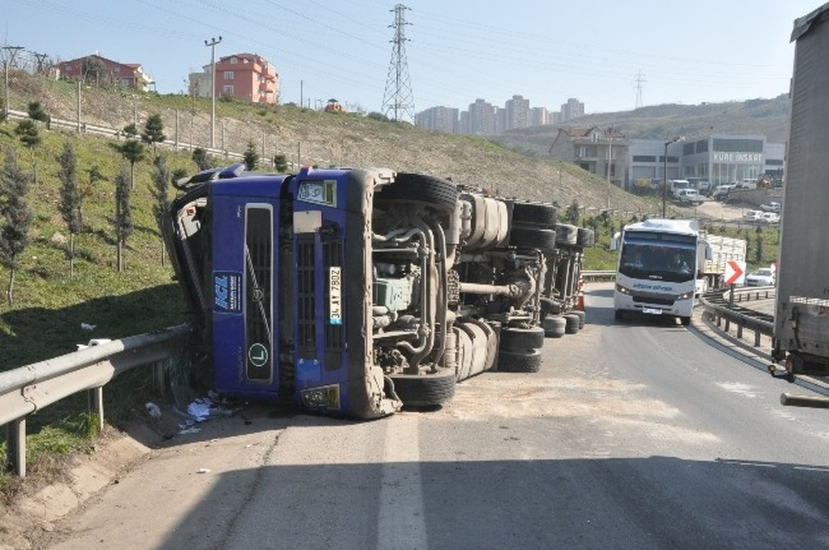 Kontrolden Çıkan Tır Devrildi