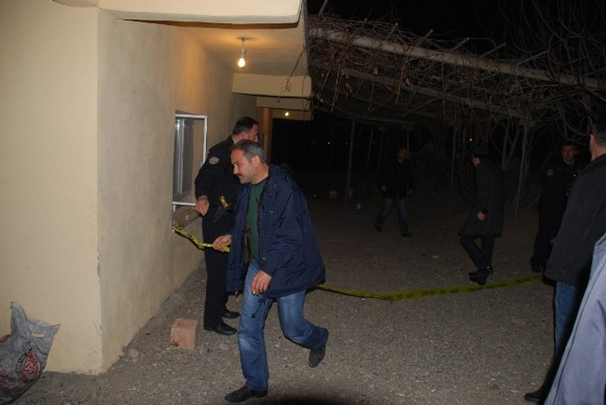Özel Haber) Batman\'da Maskeli 3 Kişi Silahla Ev Bastı 3 Kişiyi Ağır Yaraladı