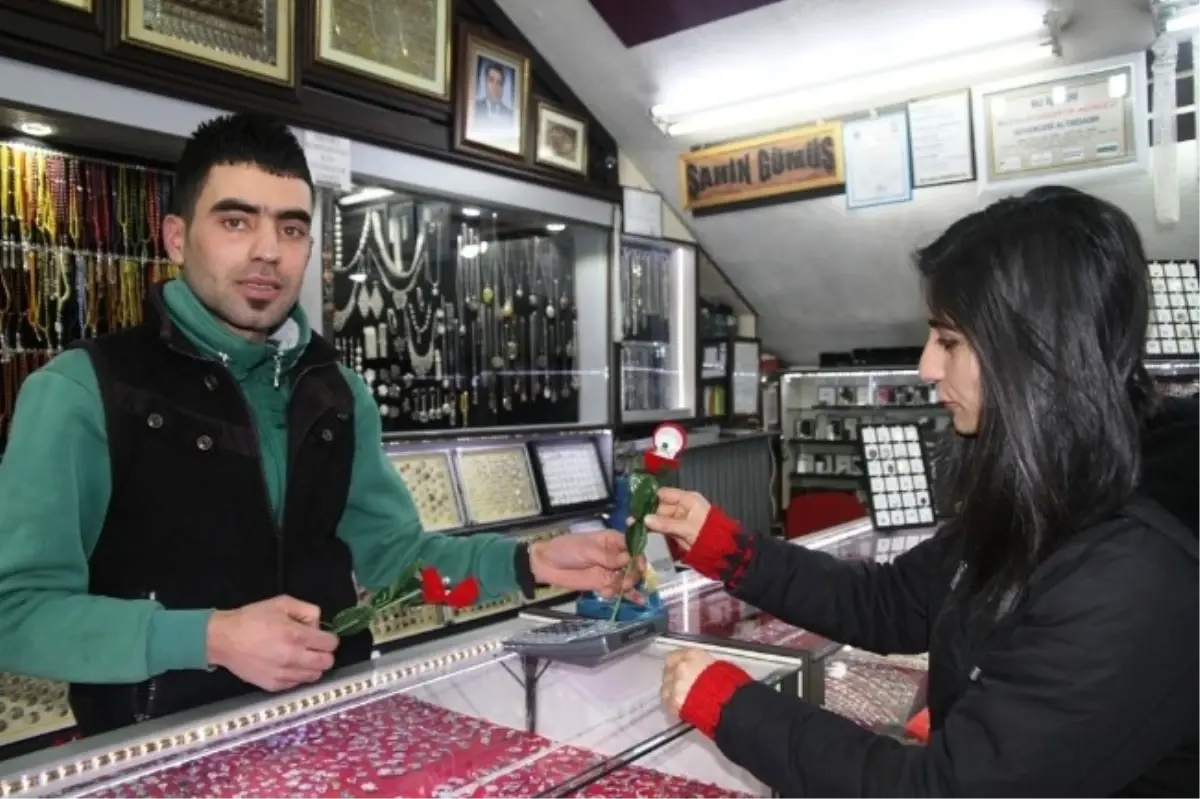 Özel Haber) Sevgililer Günü Esnafın Yüzünü Güldürdü