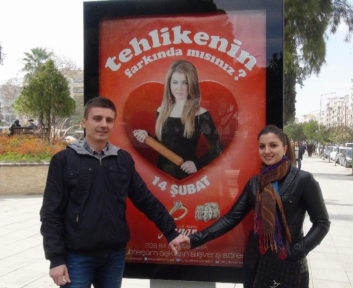 Manisa\'da Kuyumcunun Sevgililer Günü Afişi Büyük İlgi Topladı