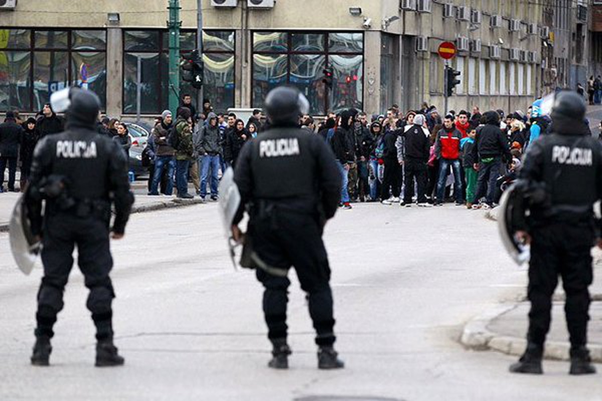 Saraybosna\'da göstericiler yine yol kapattı
