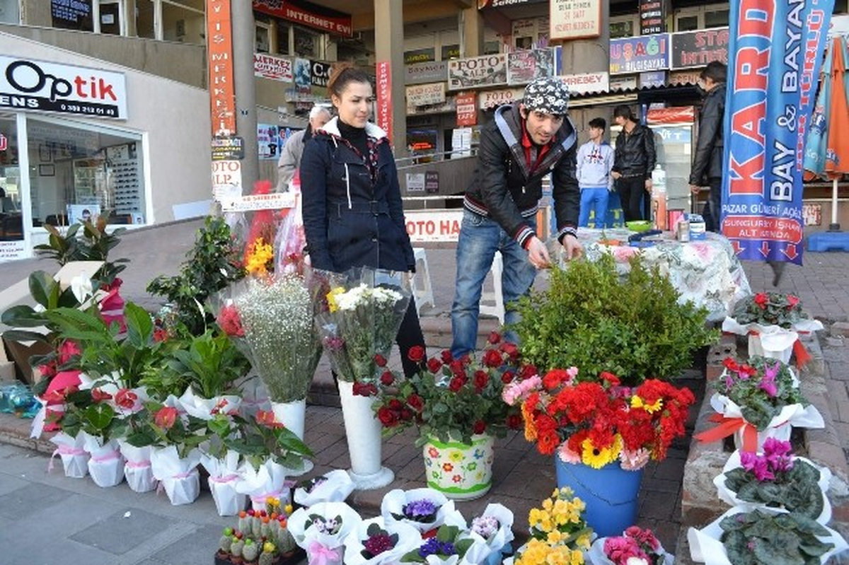 Sevgililer Günü Nedeniyle Çiçek ve Hediyelik Eşya Satışları Hızlandı