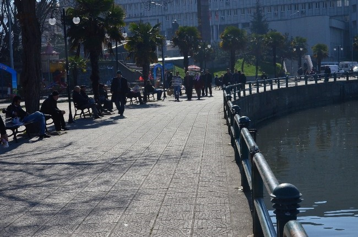 Sıcak Havada Vatandaşlar Sokağa Çıktı