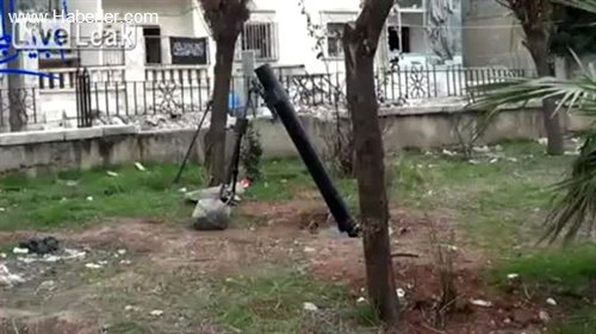 Suriye\'de Çocukların Tezahüratıyla Havan Atışı