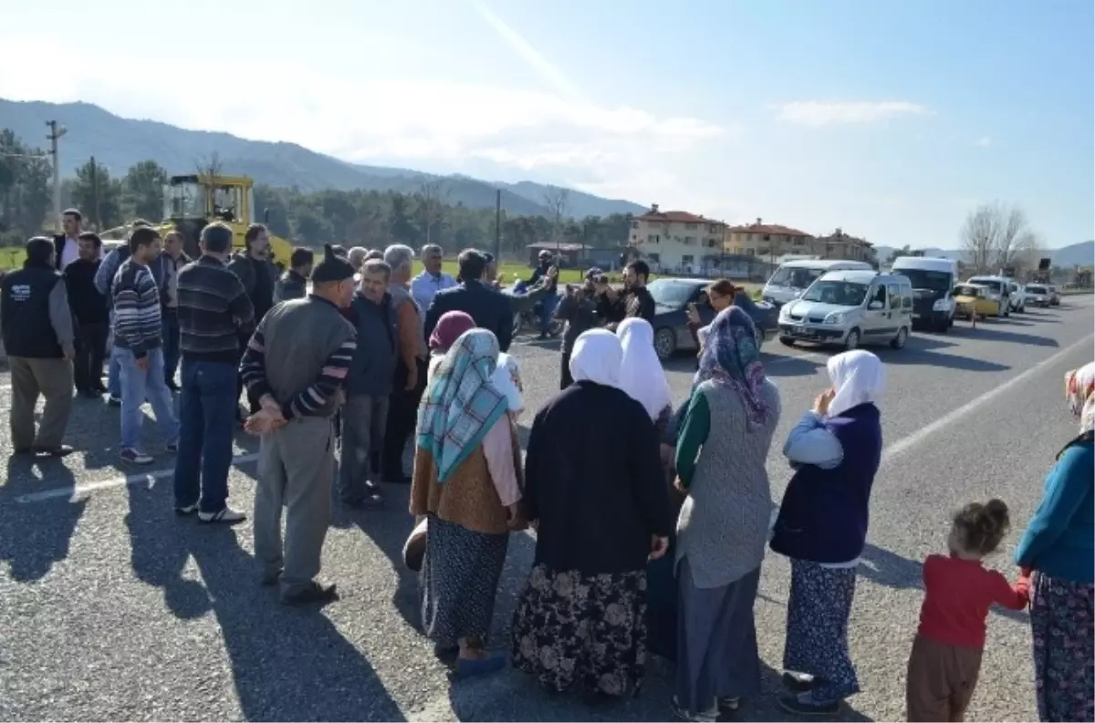 Zorlar Köyü Sakinleri Yol Kapattı