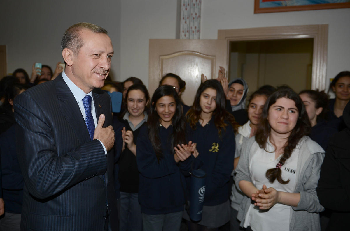 Başbakan\'dan Cuma Namazı Sonrası Sürpriz Okul Ziyareti