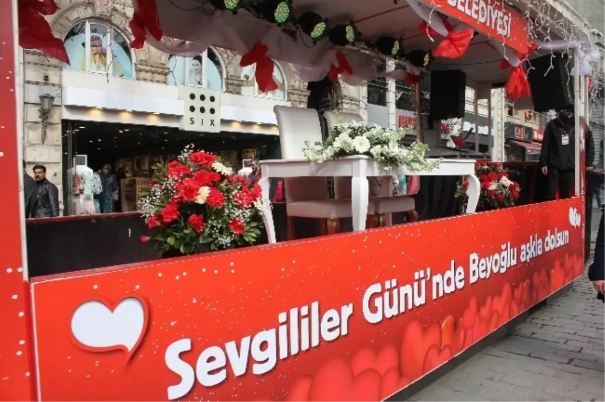 Beyoğlu\'nda Sevgililer Günü Heyecanı