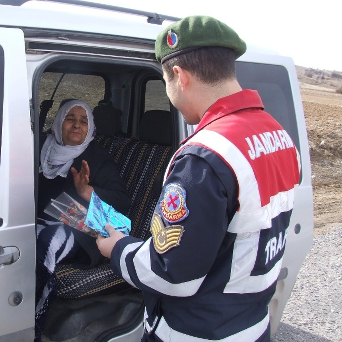Boğazlıyan Jandarma Sürücülere Ceza Yerine Gül Verdi