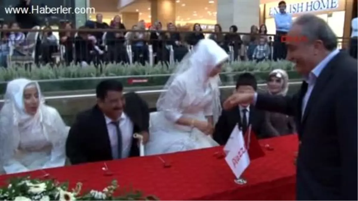 Buz Pistinde Nikah Kıydılar