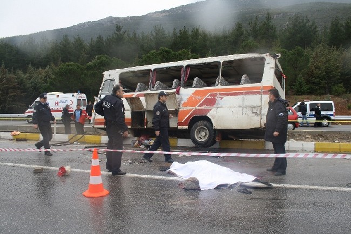 Denizli\'de Minibüs Devrildi: 1 Ölü, 19 Yaralı