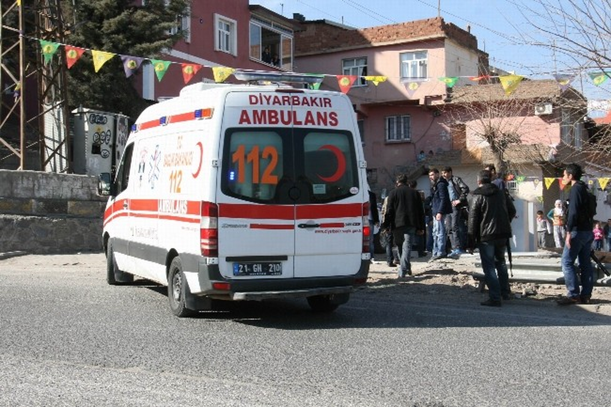 Diyarbakır\'da Ellerinde Bomba Patlayan 2 Kişi Ağır Yaralandı