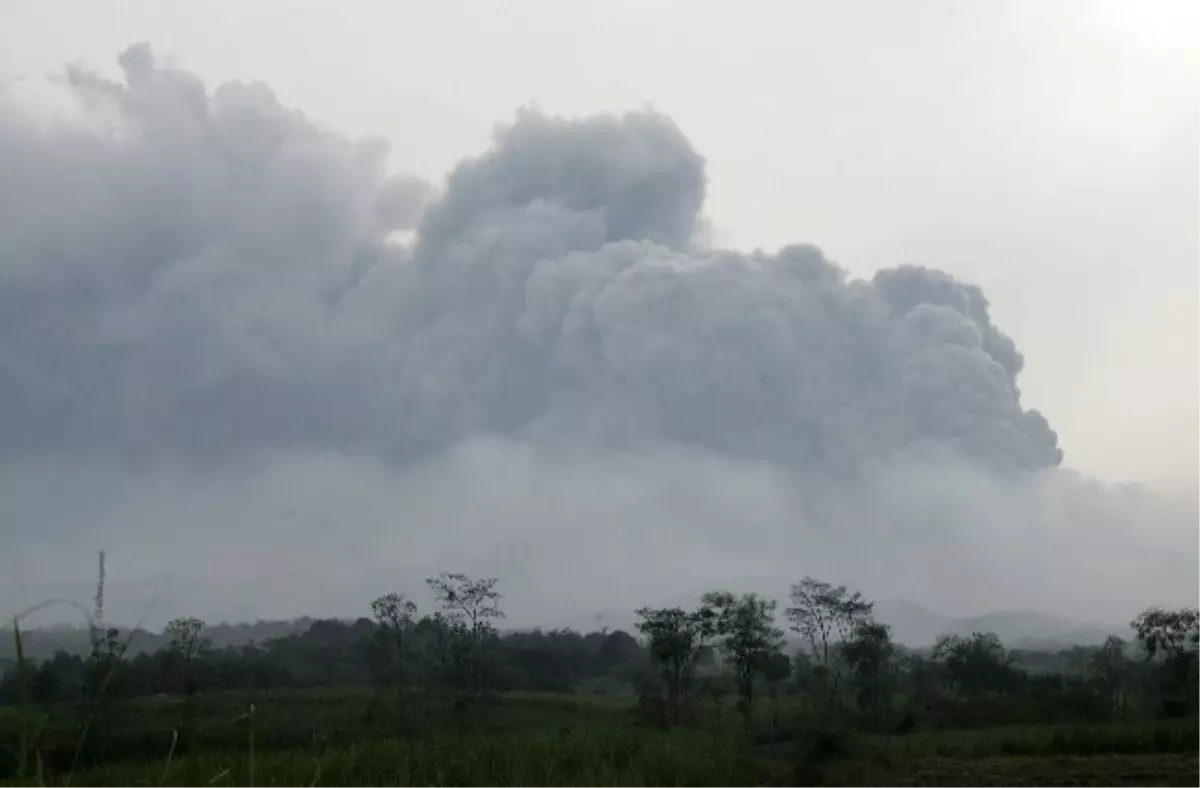 Endonezya\'da Kelud Yanardağı Faaliyete Geçti: 2 Ölü