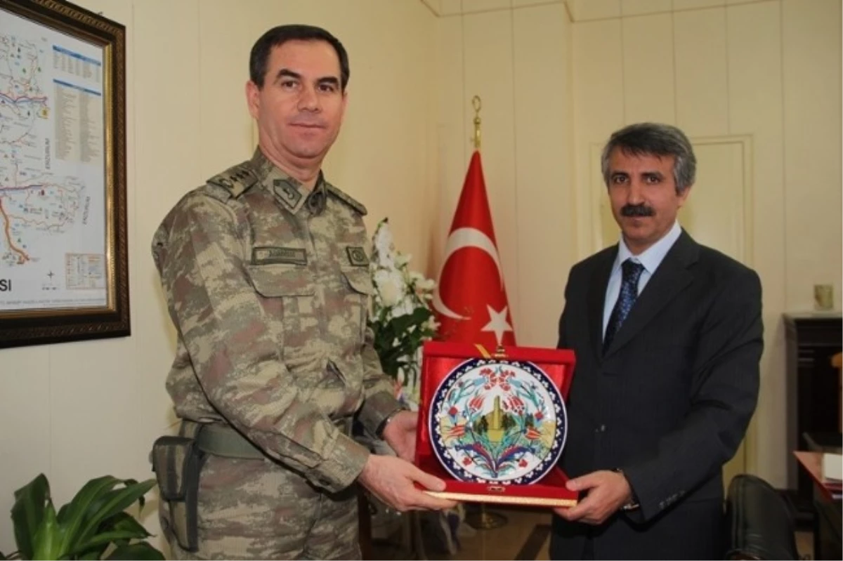 Erzurum İl Jandarma Komutanı, Vali Ünlüer\'i Ziyaret Etti