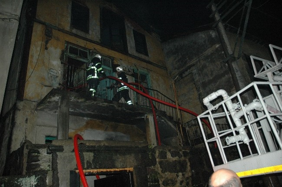 Giresun\'da 3 Katlı Tarihi Bina Kül Oldu