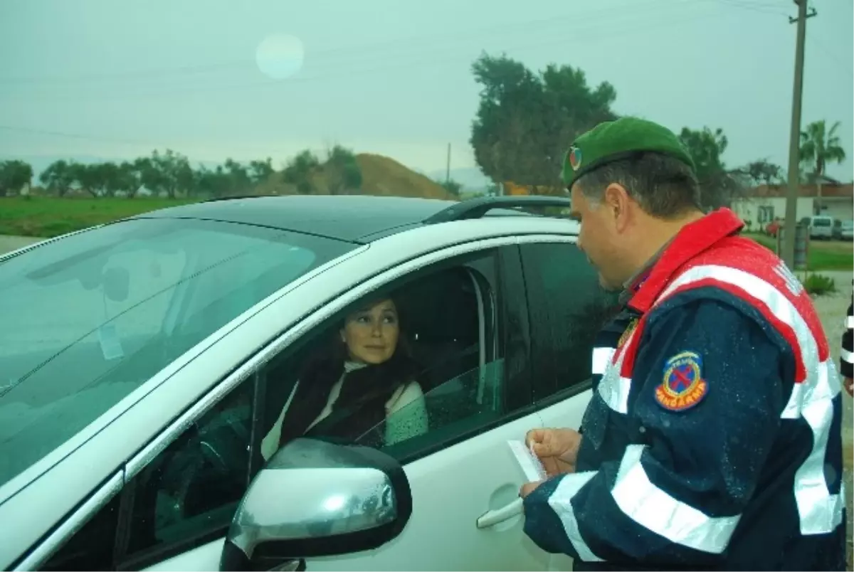 Jandarma\'dan Sürücülere Sevgililer Günü Özel Kitap Ayracı