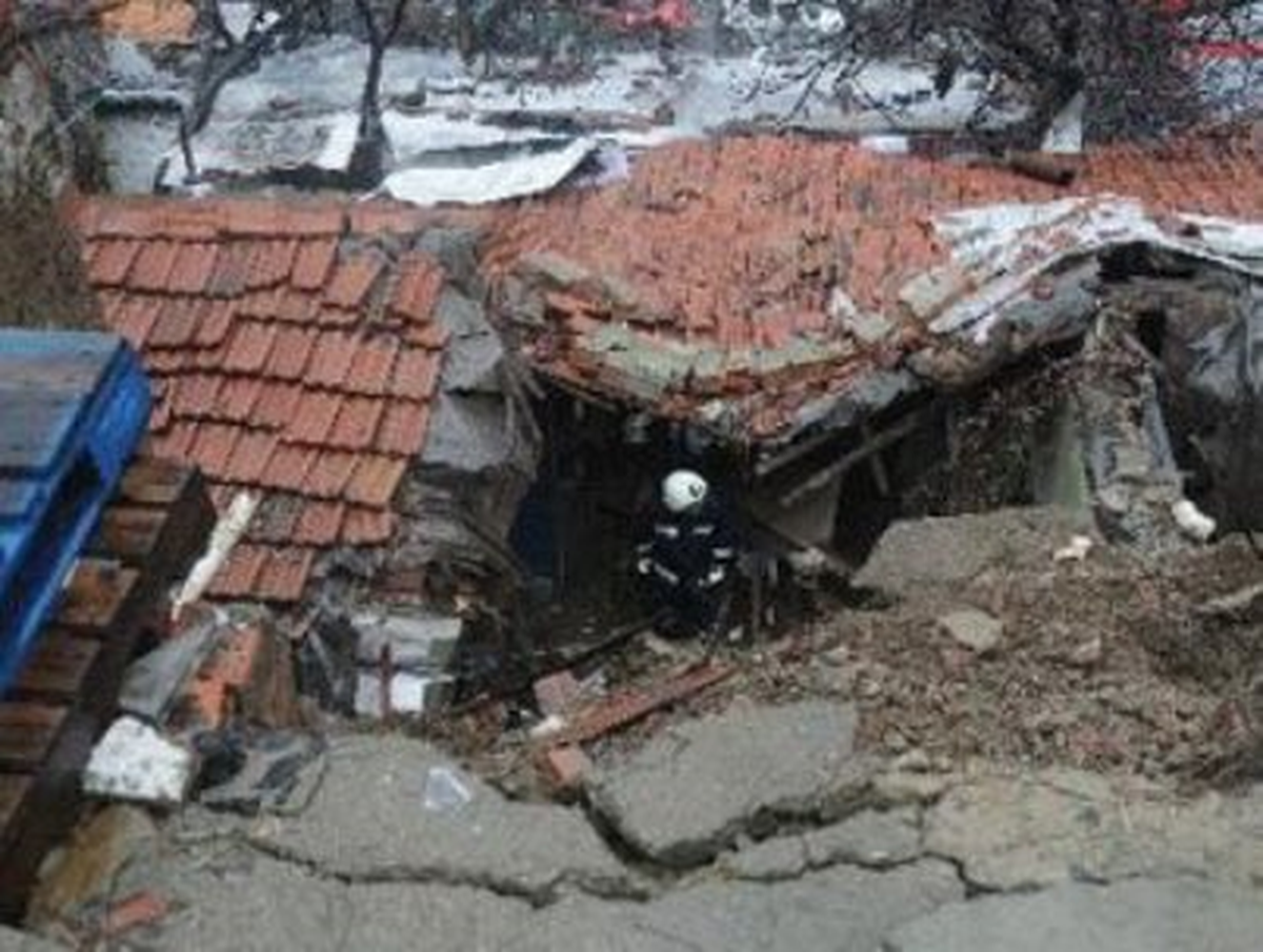 Kağıthane\'de Toprak Kayması