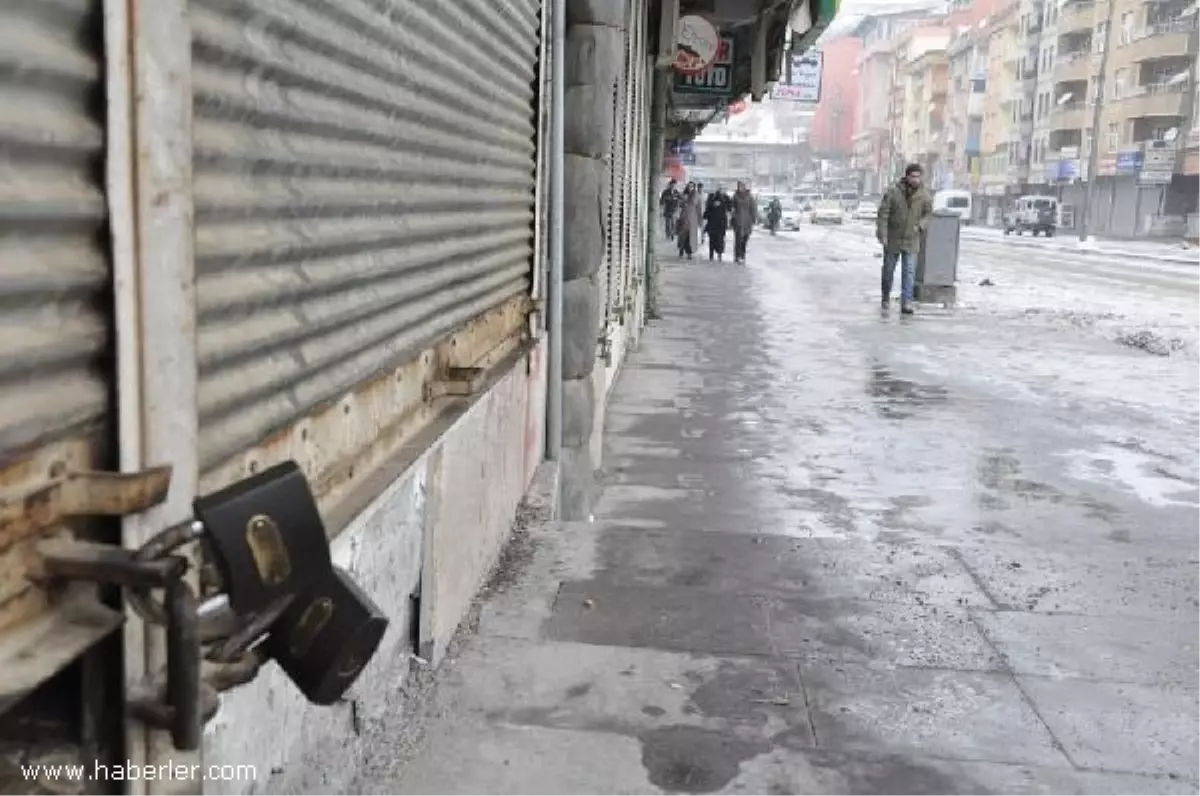 Kepenkler Kapalı Olunca Gülleri Ellinde Kaldı