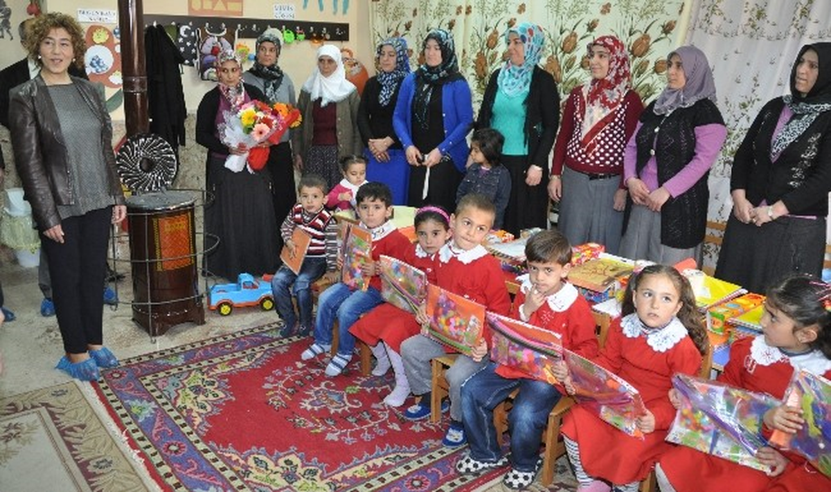 Minik Öğrencilere Küçük Eller Desteği