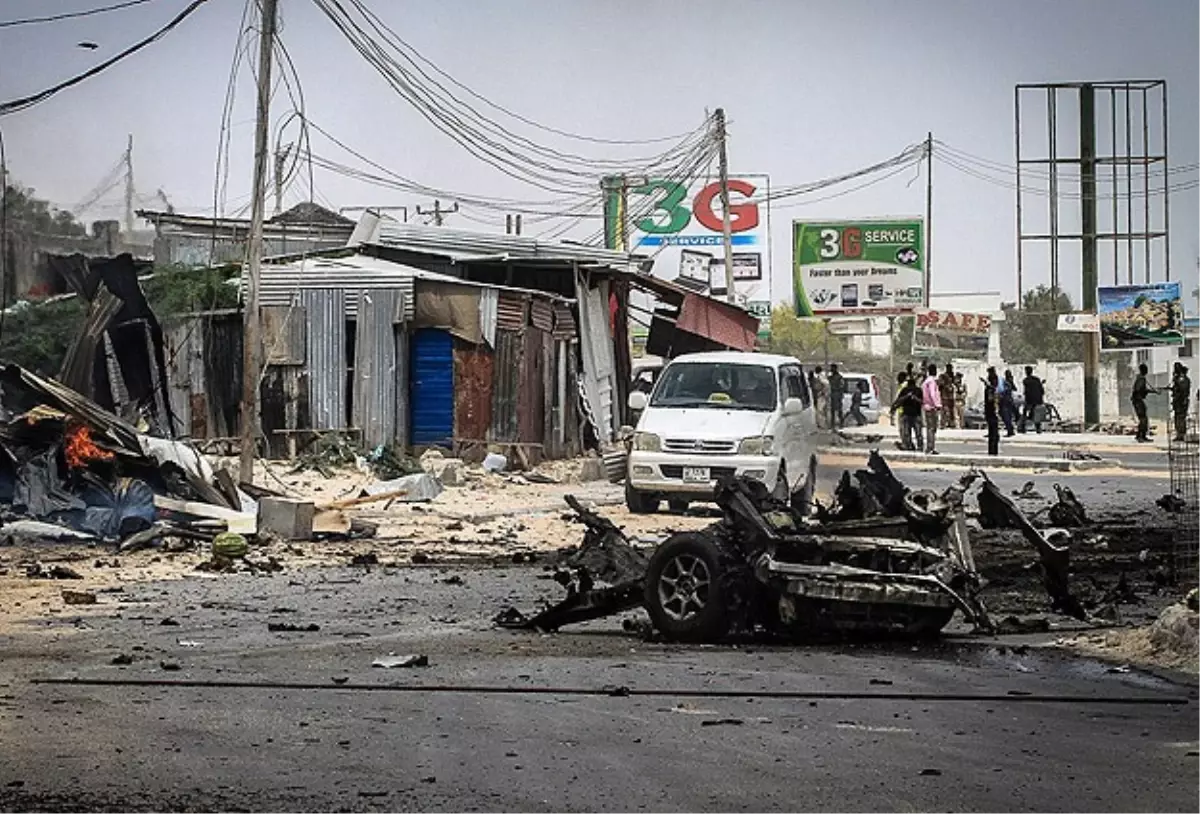 Mogadişu Havaalanındaki Patlamayı Eş Şebab Örgütü Üstlendi