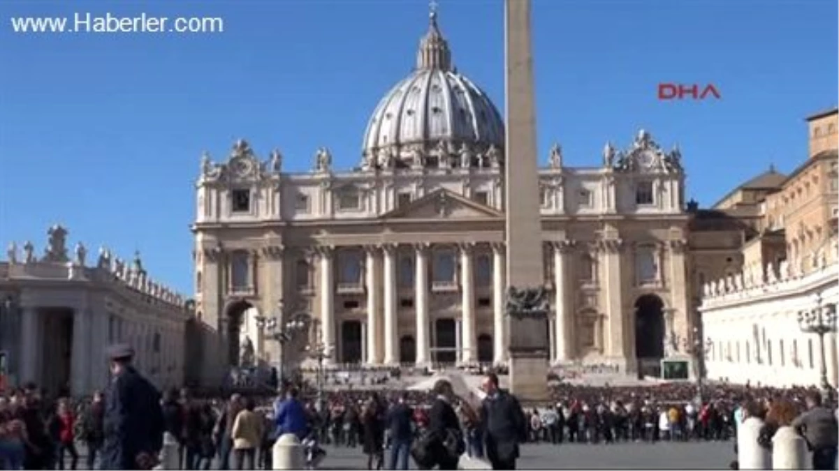Papa, Sevgililer Gününü Binlerce Nişanlıyla Kutladı