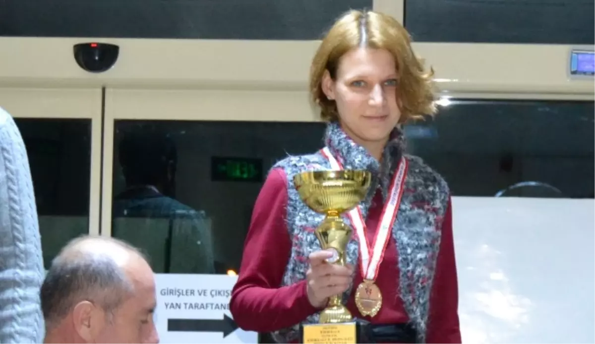 Satranç Türkiye Kupasında Yulia Gökbulut Kadınlar Kategorisinde Türkiye Birincisi Oldu