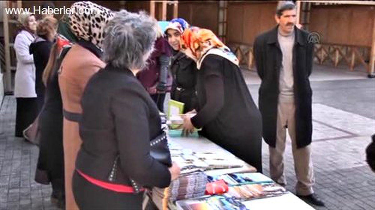 Sevgililer Gününü Kitap Okuyarak Kutladılar