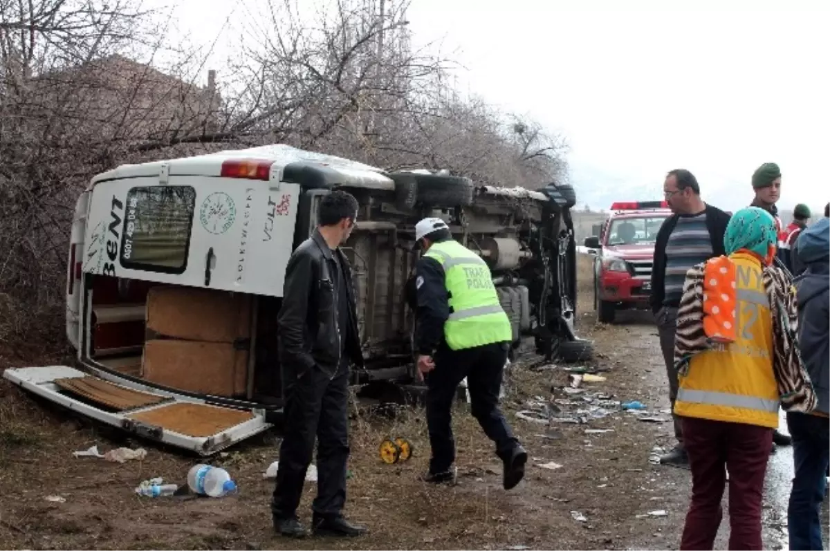 Yolcu Minibüsü ile Para Nakil Aracı Çarpıştı: 14 Yaralı