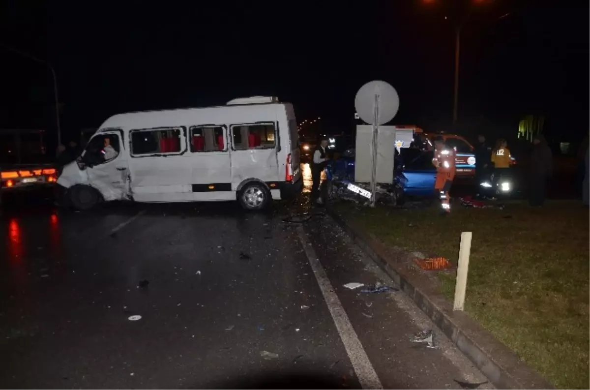 Afyonkarahisar\'da Otomobille Midibüs Çarpıştı: 7 Yaralı