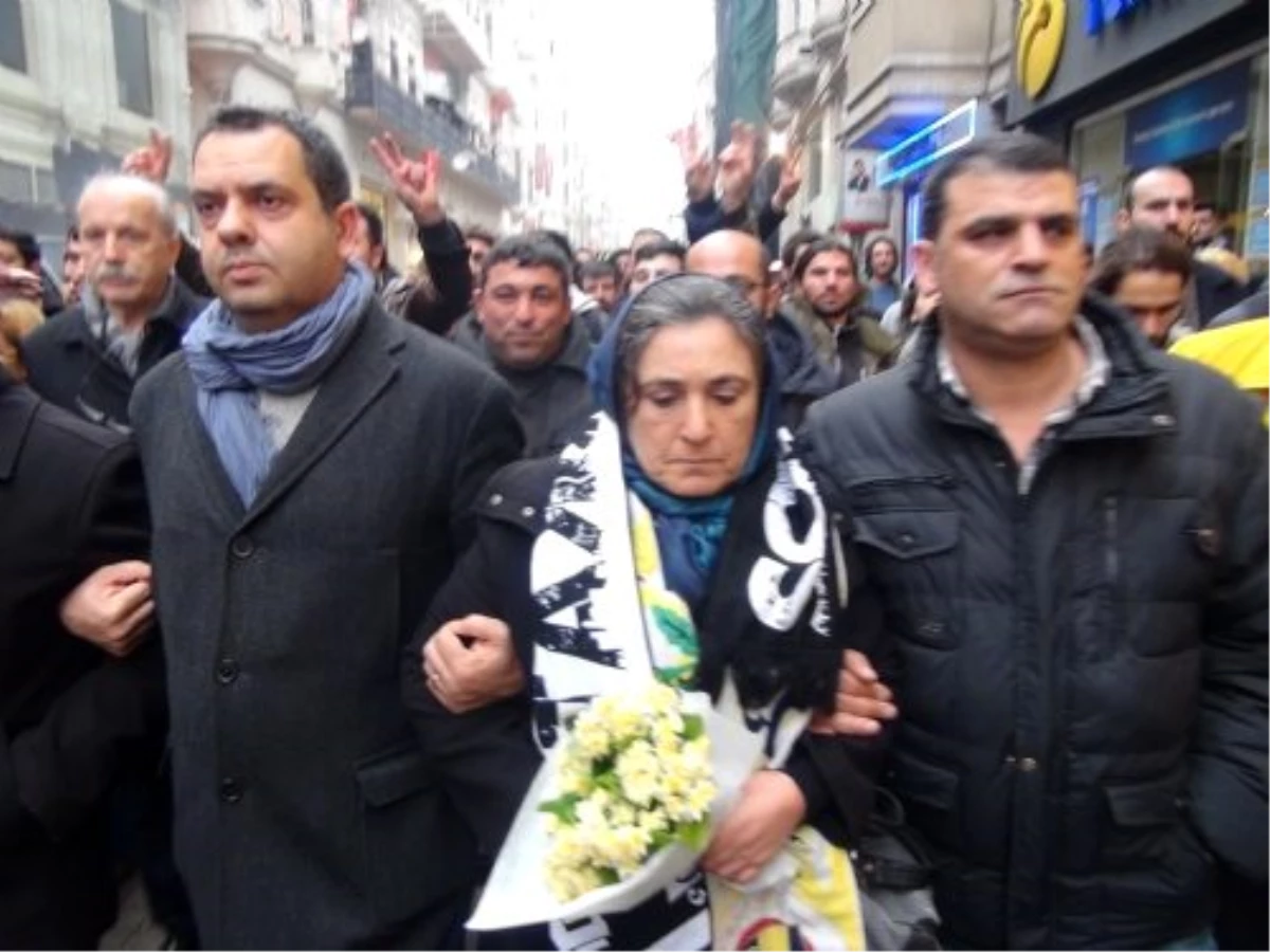 Ali İsmail Korkmaz\'ın Ailesi Gezi Parkı\'nı Ziyaret Etti